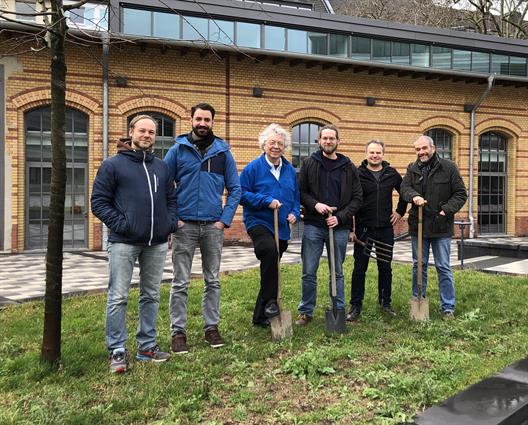 Es ist so weit, eine bunte Bienenwiese kommt auf unseren Campus! In Absprache mit der Hochschulleitung kann in den kommenden Tagen begonnen werden, eine schöne bunte Bienenwiese am Campus der HSD in Derendorf anzulegen. 
Ausgehend von einer Initiative des Arbeitskreises UN Global Compact der Hochschule Düsseldorf wird die Rasenfläche vor Gebäude 7 umgestaltet um ganzjährig Lebensraum und Nahrung für die bedrohte Insektenwelt zu bieten. 